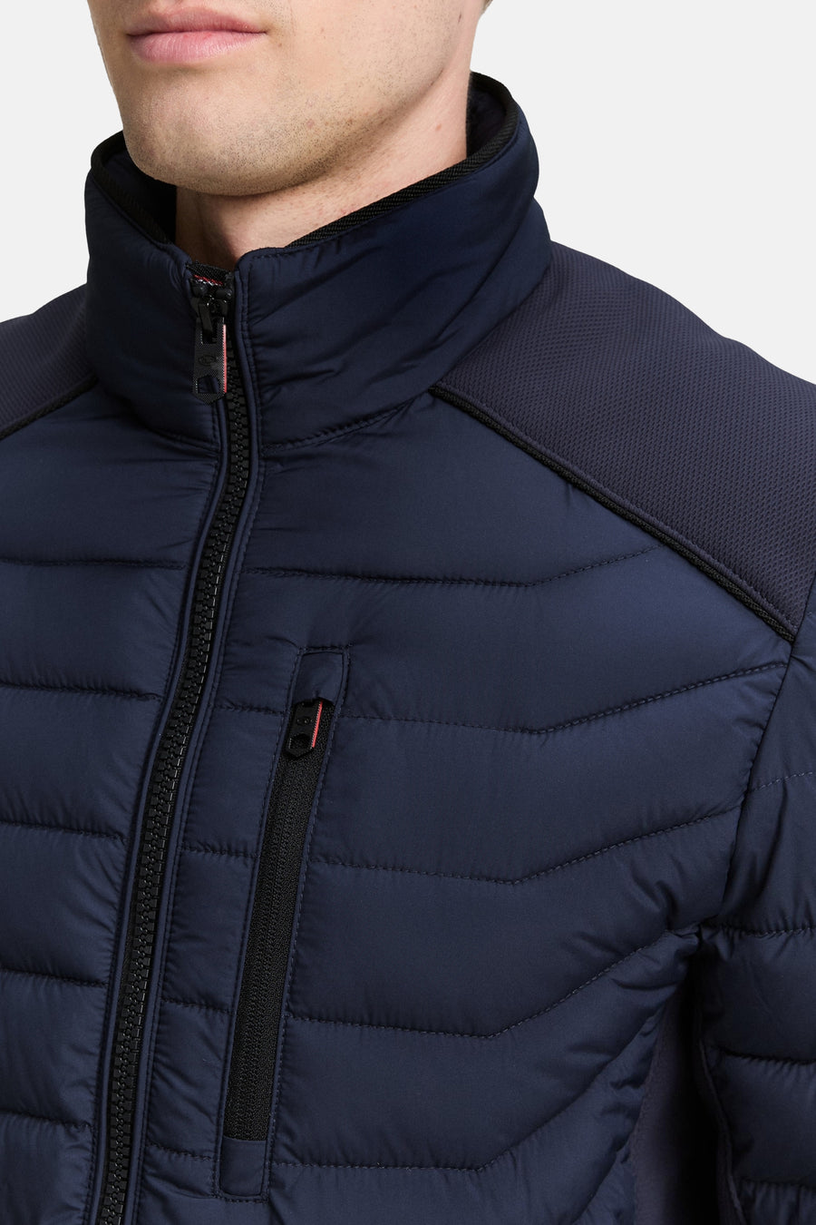 Veste courte bleue de Tom Tailor, style matelassé avec fermeture éclair noire apparente.