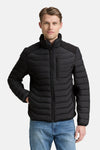 Veste courte noire de Tom Tailor, matelassée avec fermeture éclair, portée avec un jean bleu.