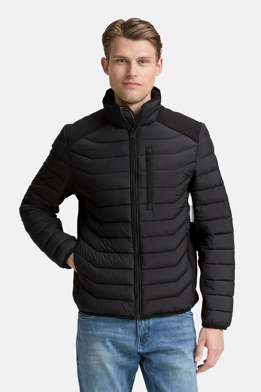 Veste courte noire de Tom Tailor, matelassée avec fermeture éclair, portée avec un jean bleu.