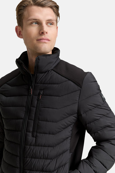 Veste courte noire de Tom Tailor avec fermeture éclair, empiècements matelassés et détails texturés.
