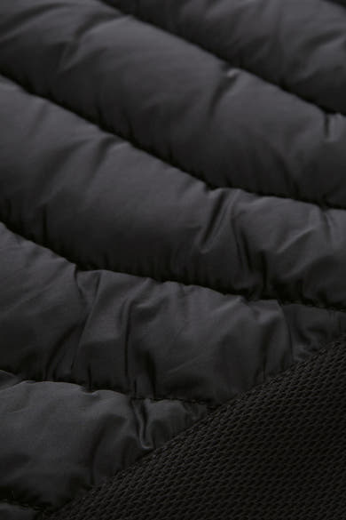 Veste courte noire de Tom Tailor avec texture matelassée visible en gros plan.