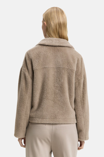 Veste courte beige par Tom Tailor, avec un col classique et des détails texturés, vue de dos.