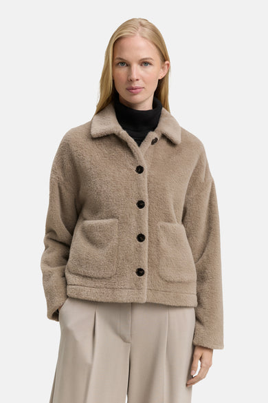 Korte beige jas van Tom Tailor in getextureerd imitatiebont met donkere knopen en een reverskraag.
