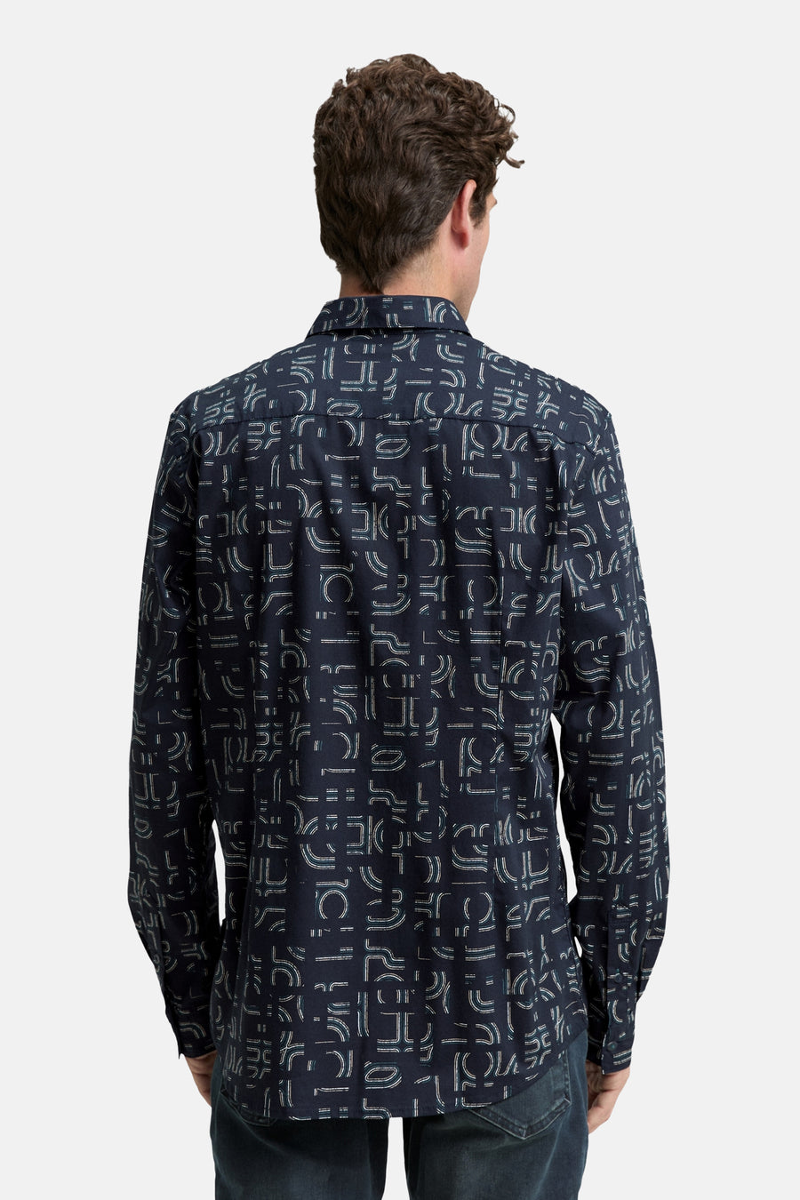 Blauw overhemd met lange mouwen van Tom Tailor met een origineel geometrisch patroon over het geheel.