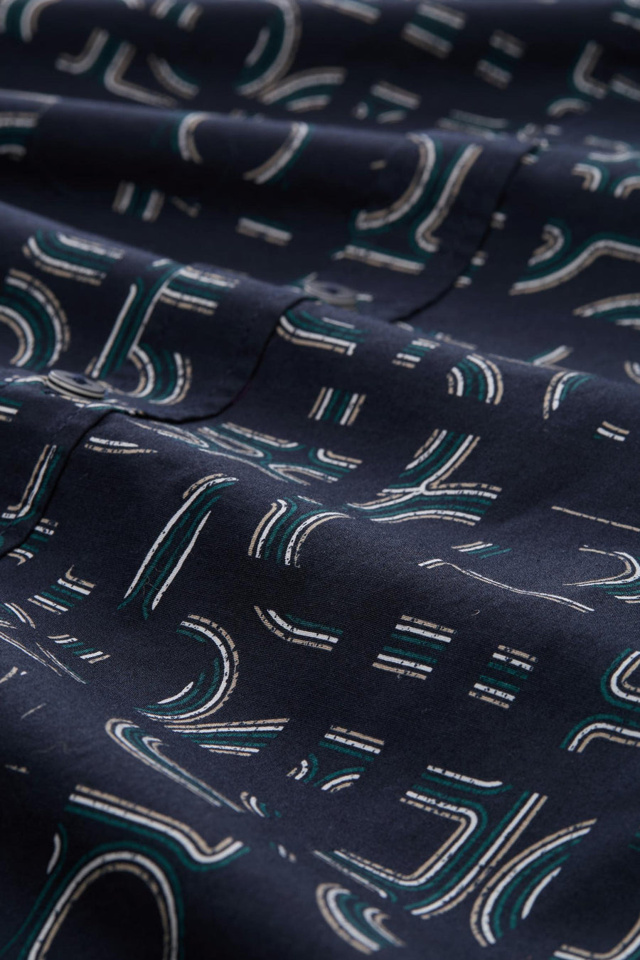 Blauwe blouse met lange mouwen van Tom Tailor, met een wit, beige en groen abstract patroon, met een subtiele textuur.