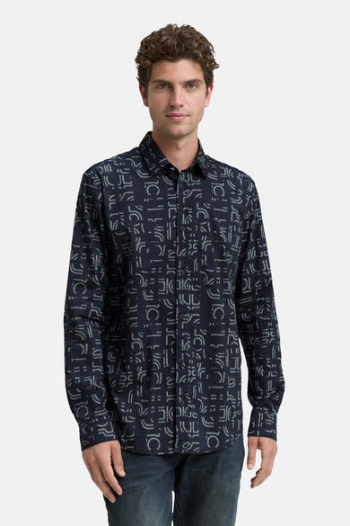 Blauw overhemd met lange mouwen van Tom Tailor, met geometrisch patroon en gedragen met een spijkerbroek.