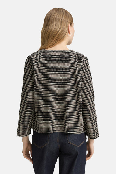 Multigekleurd vest van Tom Tailor, met horizontale strepen, gedragen met een spijkerbroek.