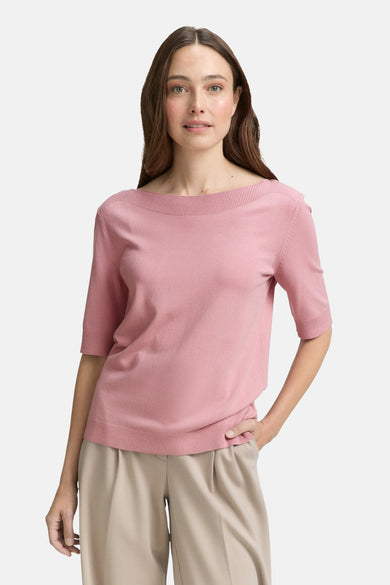 Roze T-shirt met korte mouwen van Tom Tailor, gedragen met een effen beige broek.
