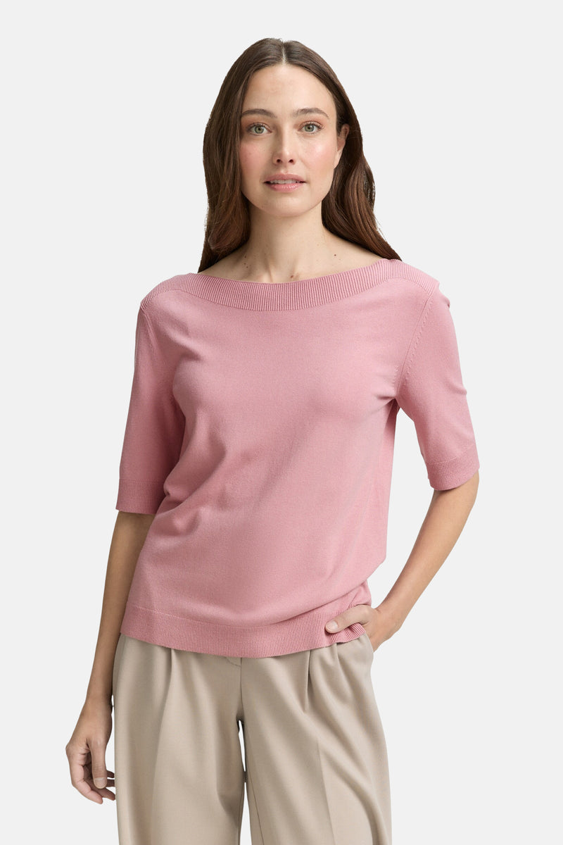 Roze T-shirt met korte mouwen van Tom Tailor, gedragen met een effen beige broek.