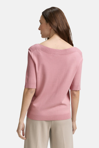 Roze T-shirt met korte mouwen van Tom Tailor, met boothals, gedragen met een beige broek.