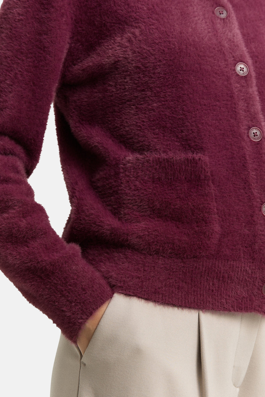 Rode, pluizige gebreide cardigan van Tom Tailor, met opgestikte zak en ton-sur-ton knopen.