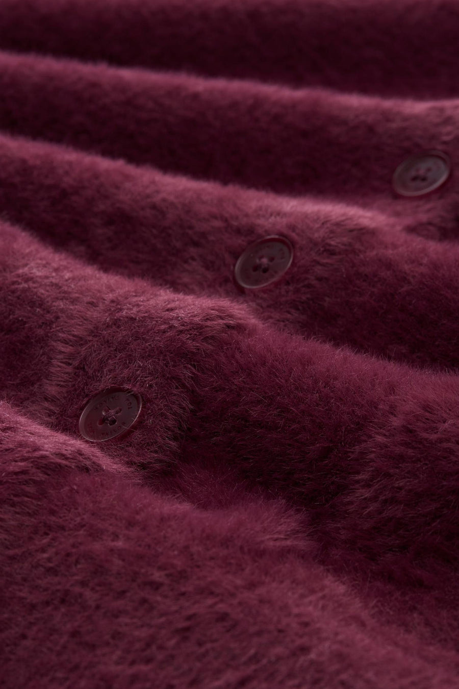 Rode, pluizige gebreide cardigan van Tom Tailor, met bijpassende knopen en een zachte textuur.