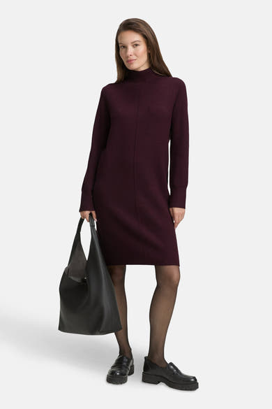 Rode jurk van Tom Tailor met opstaande kraag en druppeldetail, achterzijde.