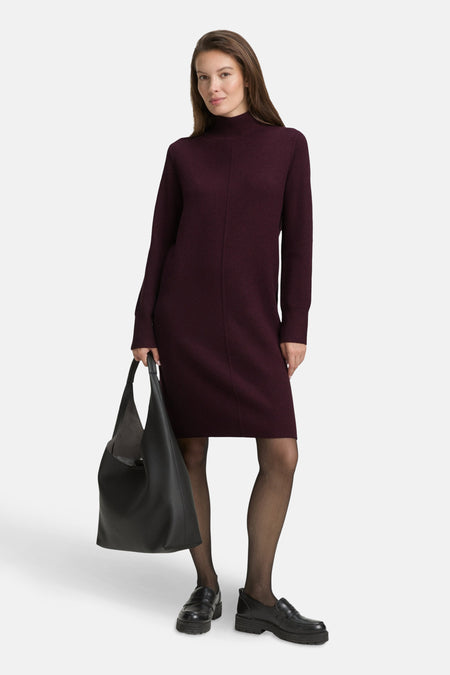 Rode jurk van Tom Tailor met opstaande kraag en druppeldetail, achterzijde.