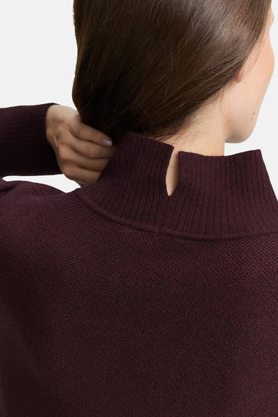Robe rouge de Tom Tailor avec col montant et détail goutte d'eau, vue de dos.