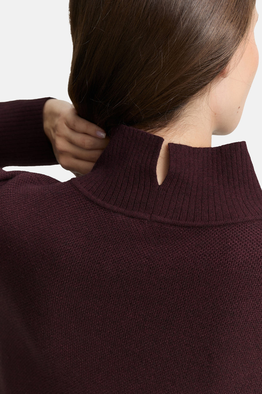 Robe rouge de Tom Tailor avec col montant et détail goutte d'eau, vue de dos.