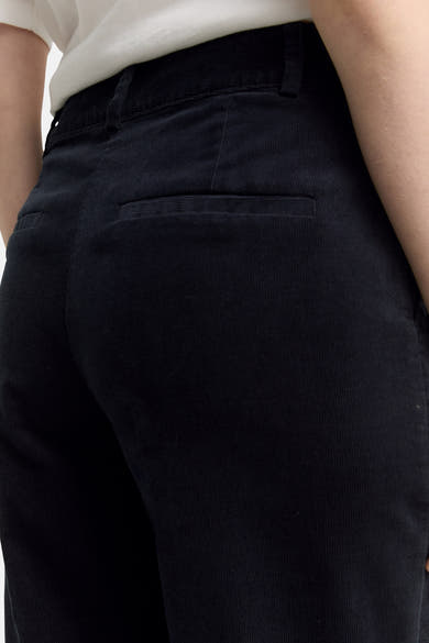 Blauwe corduroy broek van Tom Tailor, met een paspelzak achter en een geribbelde textuur.