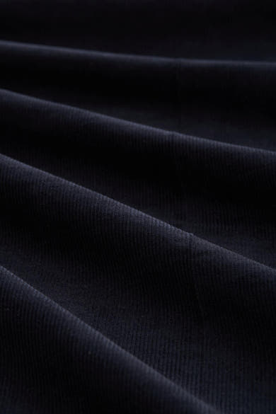Blauwe corduroy broek van Tom Tailor, met zachte plooien die een rijke textuur creëren.