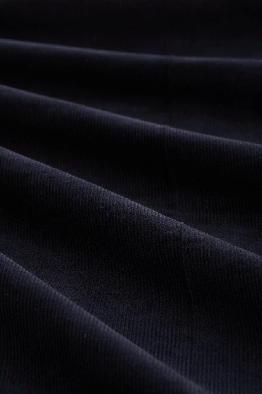Blauwe corduroy broek van Tom Tailor, met zachte plooien die een rijke textuur creëren.