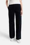 Blauwe corduroy broek van Tom Tailor, met zijzakken en witte sportschoenen.