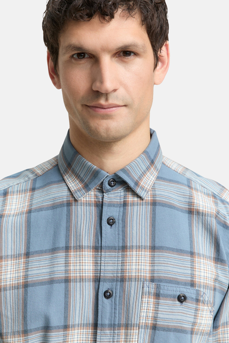 Chemise à manches longues bleue à carreaux par Tom Tailor, avec poche de poitrine boutonnée.