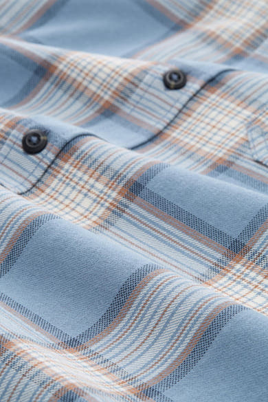Chemise à manches longues bleue de Tom Tailor avec motif à carreaux et boutons foncés.