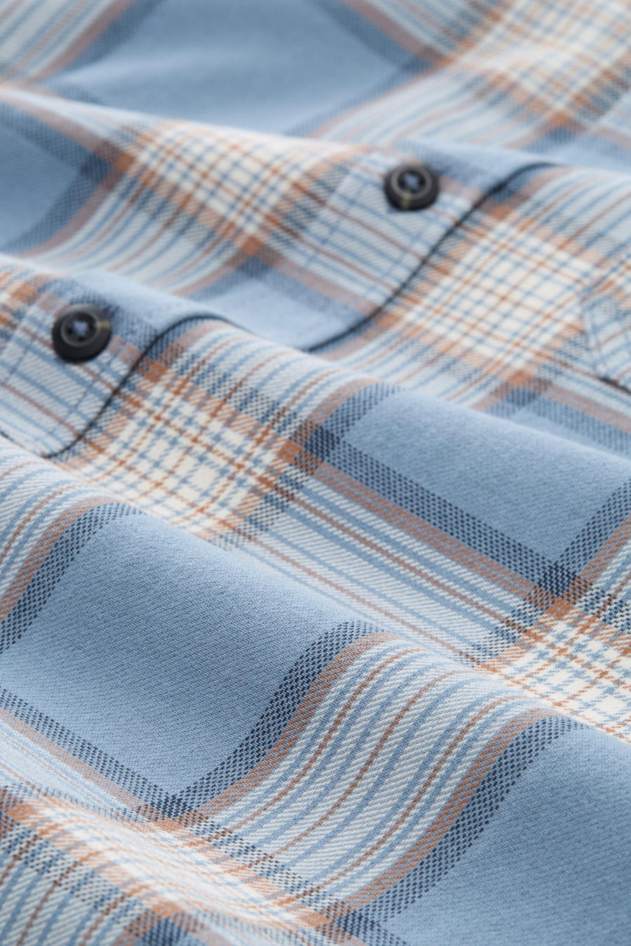 Chemise à manches longues bleue de Tom Tailor avec motif à carreaux et boutons foncés.
