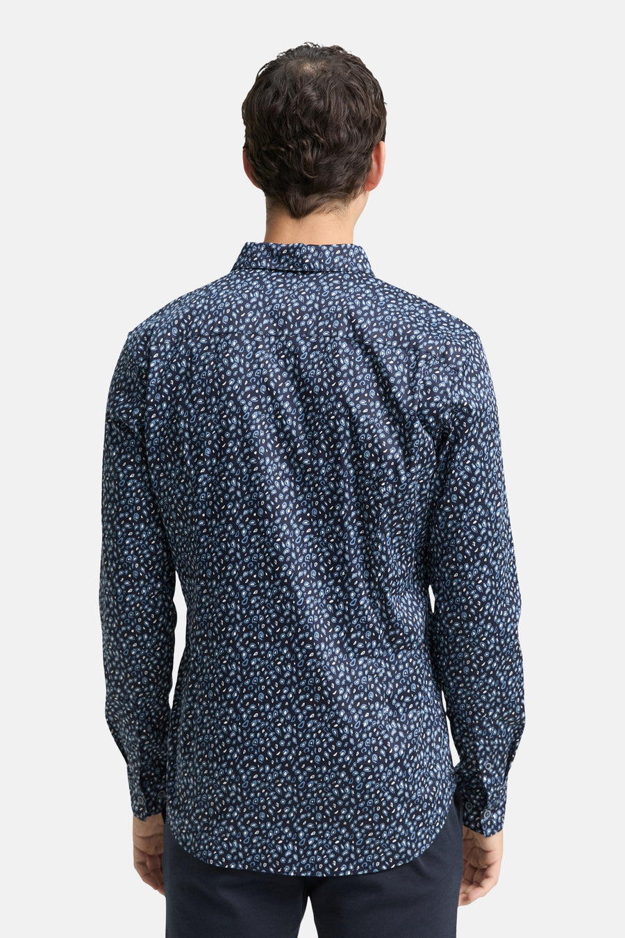 Chemise à manches longues bleue de Tom Tailor, à motif imprimé, vue de dos.