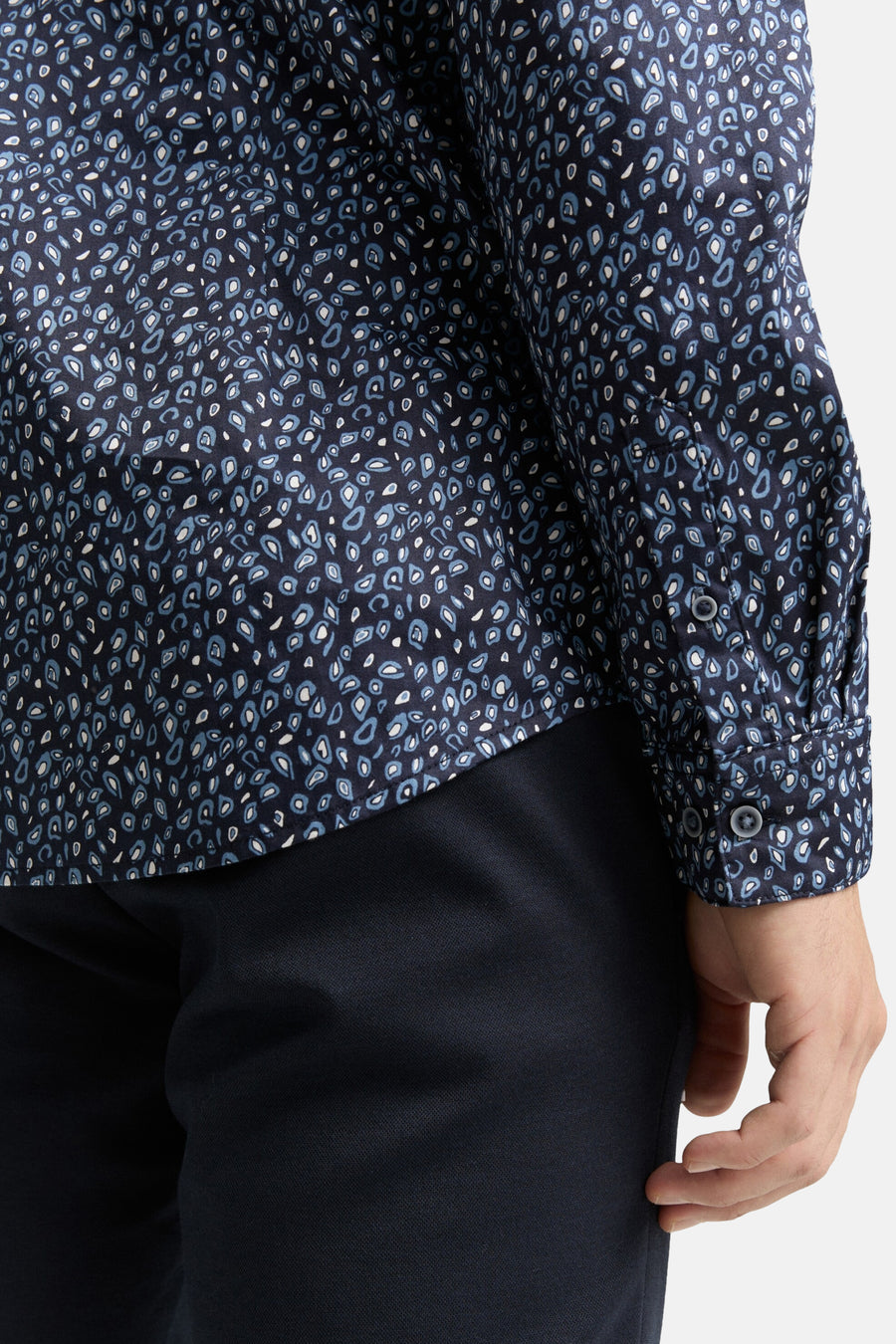 Blauwe blouse met lange mouwen van Tom Tailor, met gespikkeld patroon en knopen op de mouw.