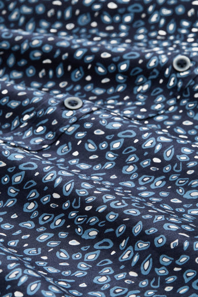 Blauw overhemd met lange mouwen van Tom Tailor, blauw-wit gespikkeld patroon, zichtbare grijze knopen.