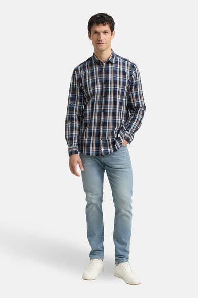 Chemise à manches longues multicolore de Tom Tailor, à carreaux, portée avec un jean et des baskets blanches.