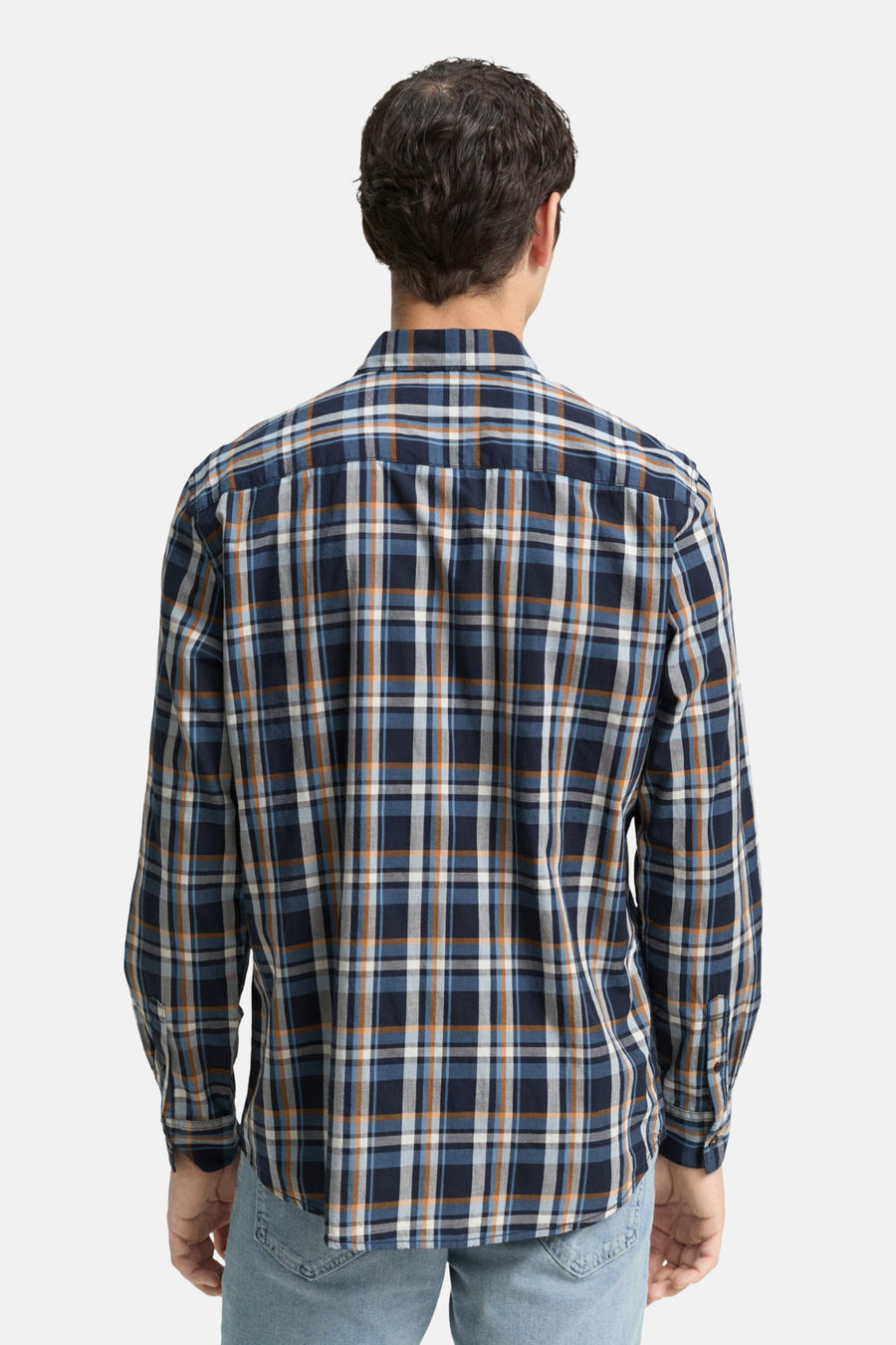 Chemise à manches longues multicolore de Tom Tailor, à carreaux, vue de dos, portée avec un jean.