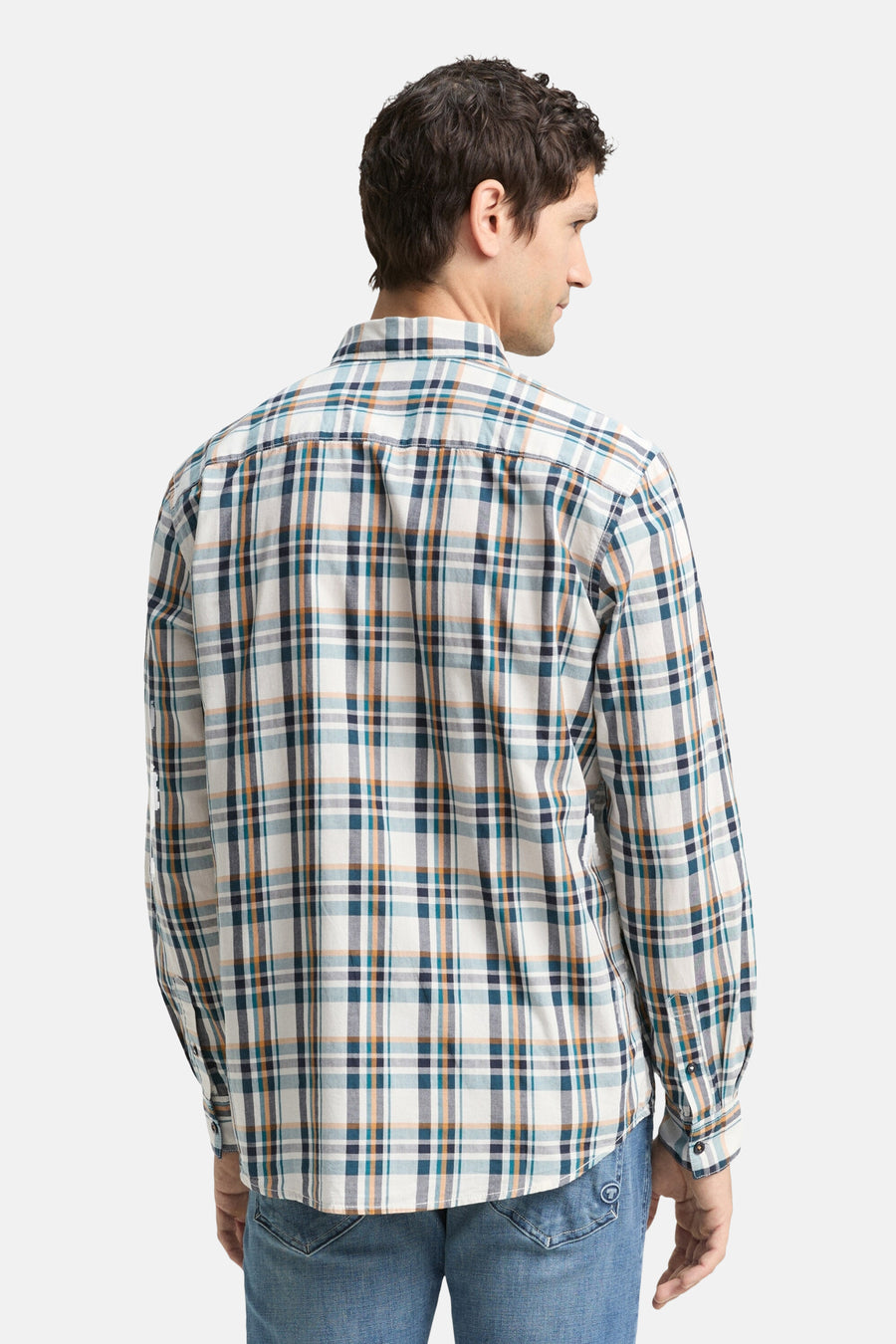 Chemise à manches longues multicolore de Tom Tailor, à carreaux, portée avec un jean bleu, vue de dos.