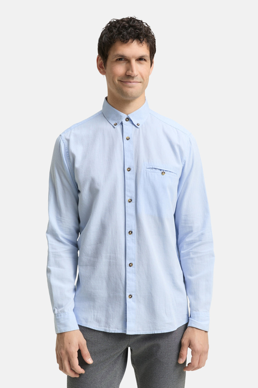 Blauw overhemd met lange mouwen van Tom Tailor, achterkant, met grijze broek.