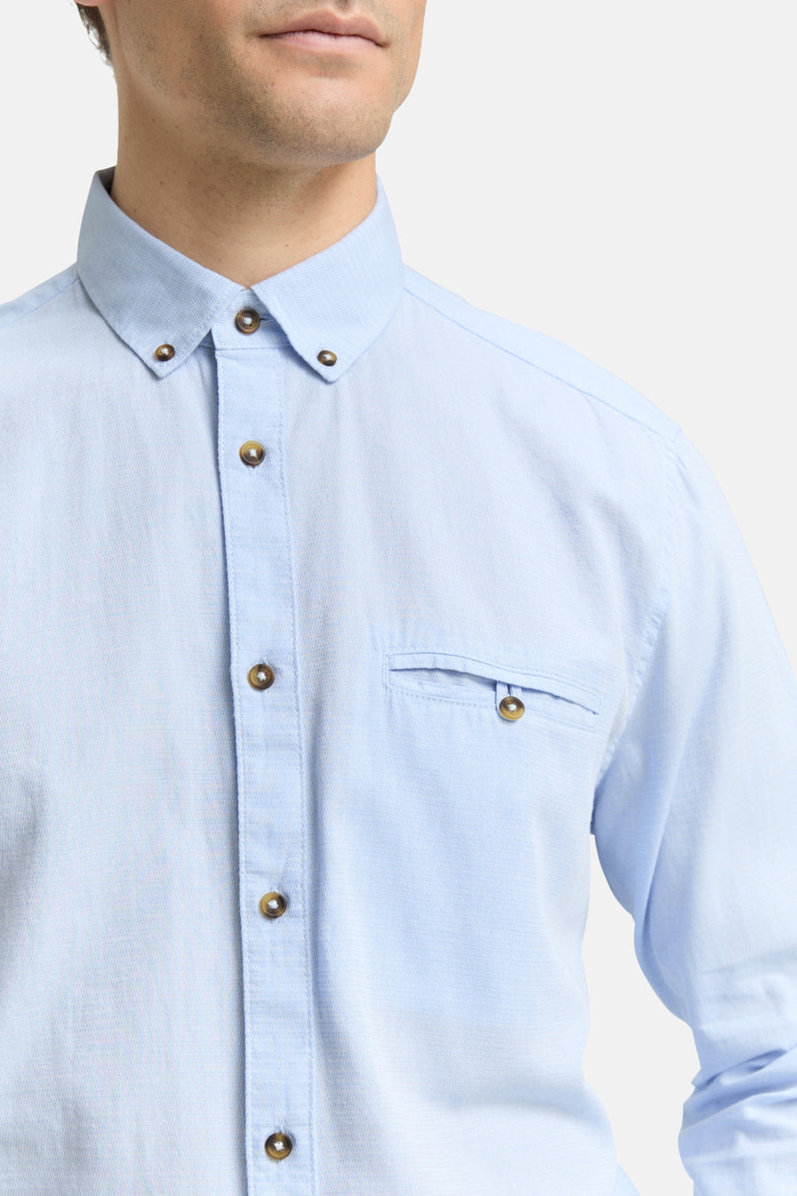 Blauw overhemd met lange mouwen, van Tom Tailor, met borstzak met knoop en bruine knoopsluiting.