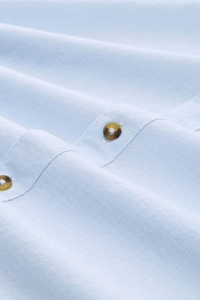 Blauwe blouse met lange mouwen van Tom Tailor, van getextureerde stof met bruine knopen en elegante plooien.