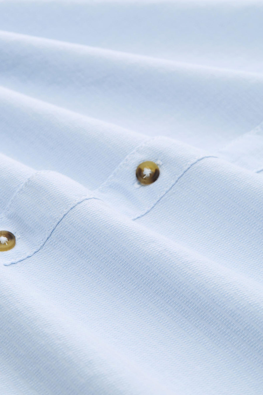 Blauwe blouse met lange mouwen van Tom Tailor, van getextureerde stof met bruine knopen en elegante plooien.