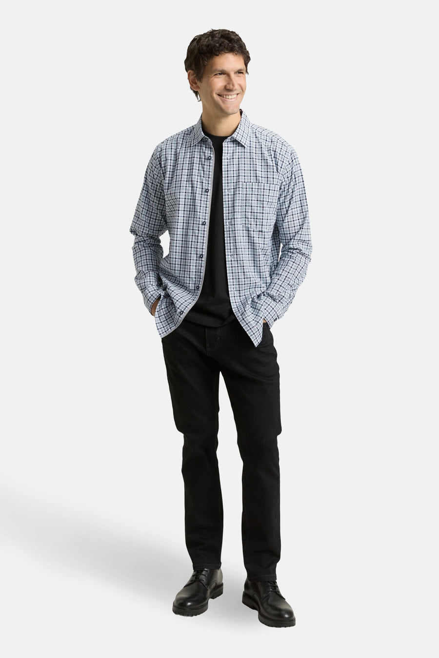 Chemise à manches longues multicolore de Tom Tailor, portée par un homme avec un t-shirt noir et un jean foncé.