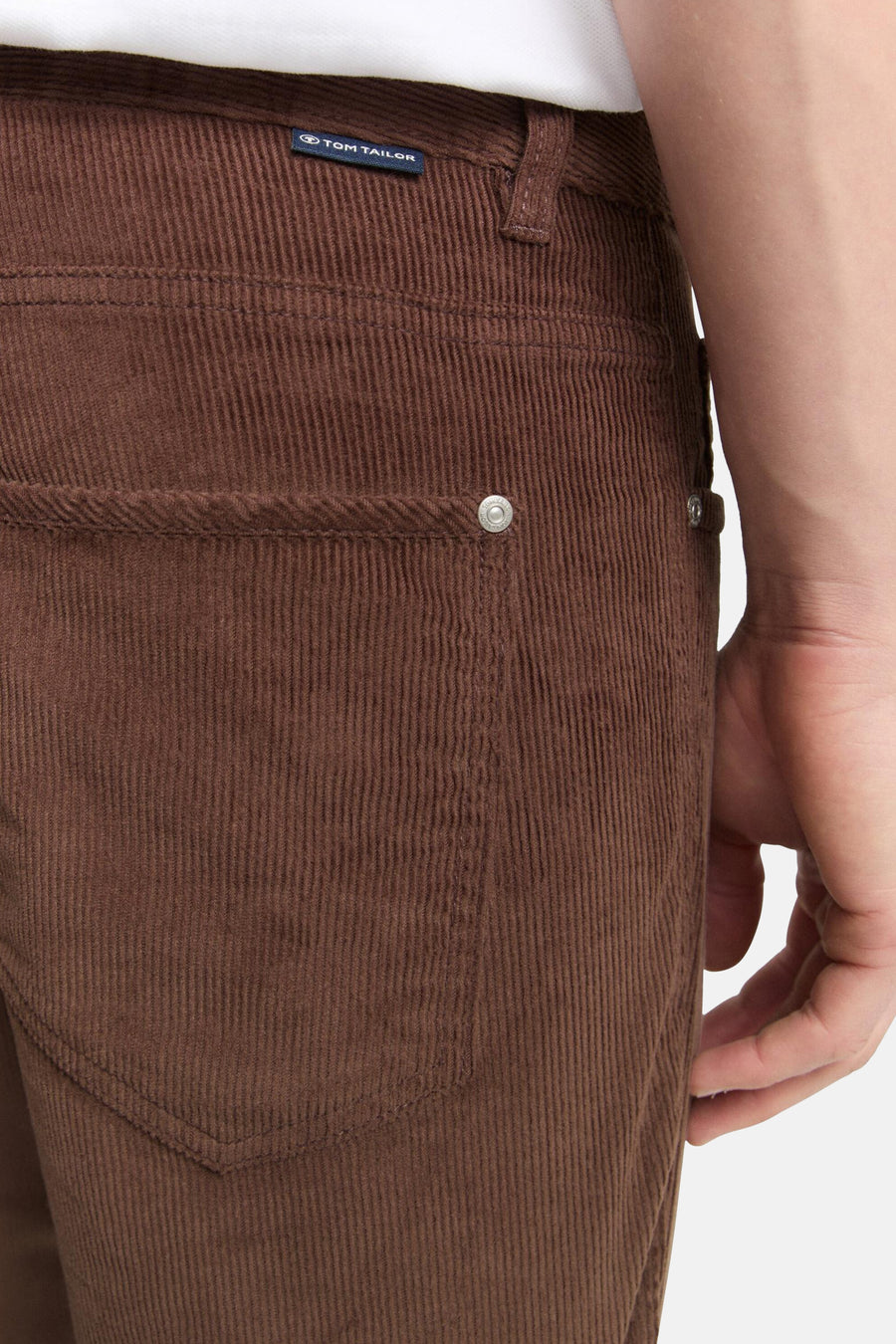 Pantalon coloré brun en velours côtelé de Tom Tailor, avec poche arrière et texture côtelée.
