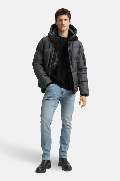 Imperméable gris par Tom Tailor porté avec un jean clair et des bottines noires.