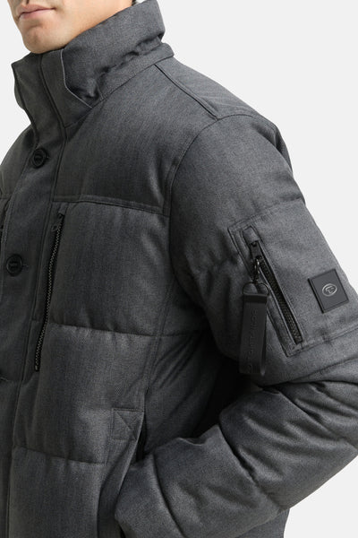 Imperméable gris de Tom Tailor avec motif à chevrons, fermeture éclair et boutons.