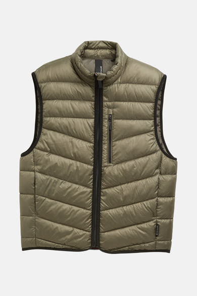 Veste sans manches kaki de Tom Tailor, avec fermeture éclair noire et finitions noires autour des emmanchures et de l'ourlet.