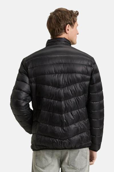 Zwarte regenjas van Tom Tailor met doorgestikt patroon, achtergezicht, gedragen met een grijze jeans.