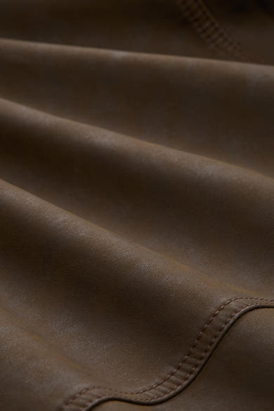 Veste en similicuir brune de Tom Tailor, avec des plis et une couture décorative.