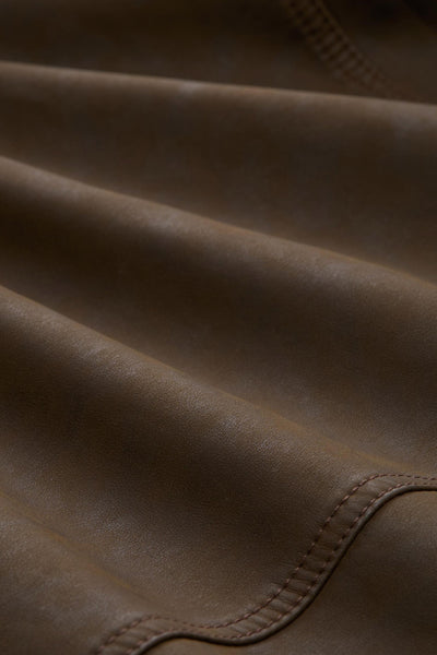 Veste en similicuir brune de Tom Tailor, avec des plis et une couture décorative.
