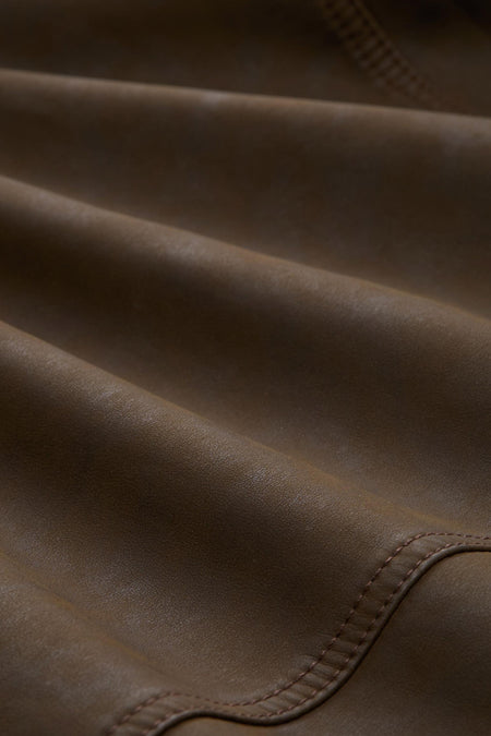 Veste en similicuir brune de Tom Tailor, avec des plis et une couture décorative.