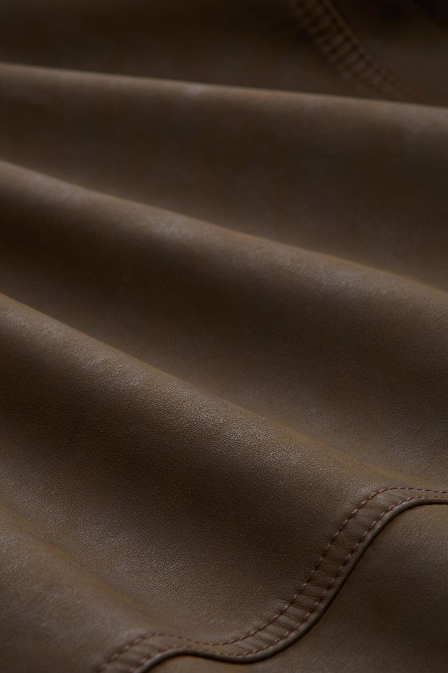 Veste en similicuir brune de Tom Tailor, avec des plis et une couture décorative.
