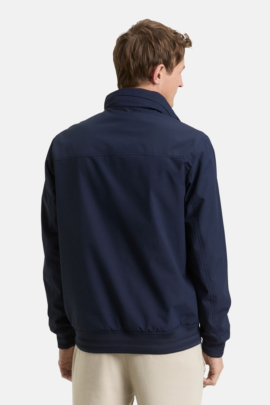 Veste courte bleue de Tom Tailor, vue de dos, avec col montant et ourlet côtelé.