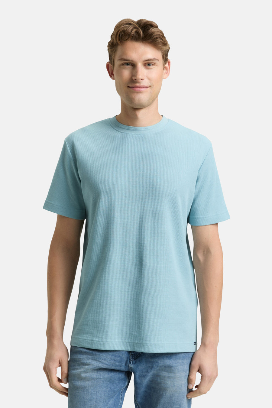 Blauw T-shirt met korte mouwen van Tom Tailor, wafelstructuur, gedragen met een spijkerbroek, achtergezicht.