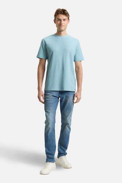 T-shirt à manches courtes bleu de Tom Tailor, porté avec un jean et des baskets blanches.